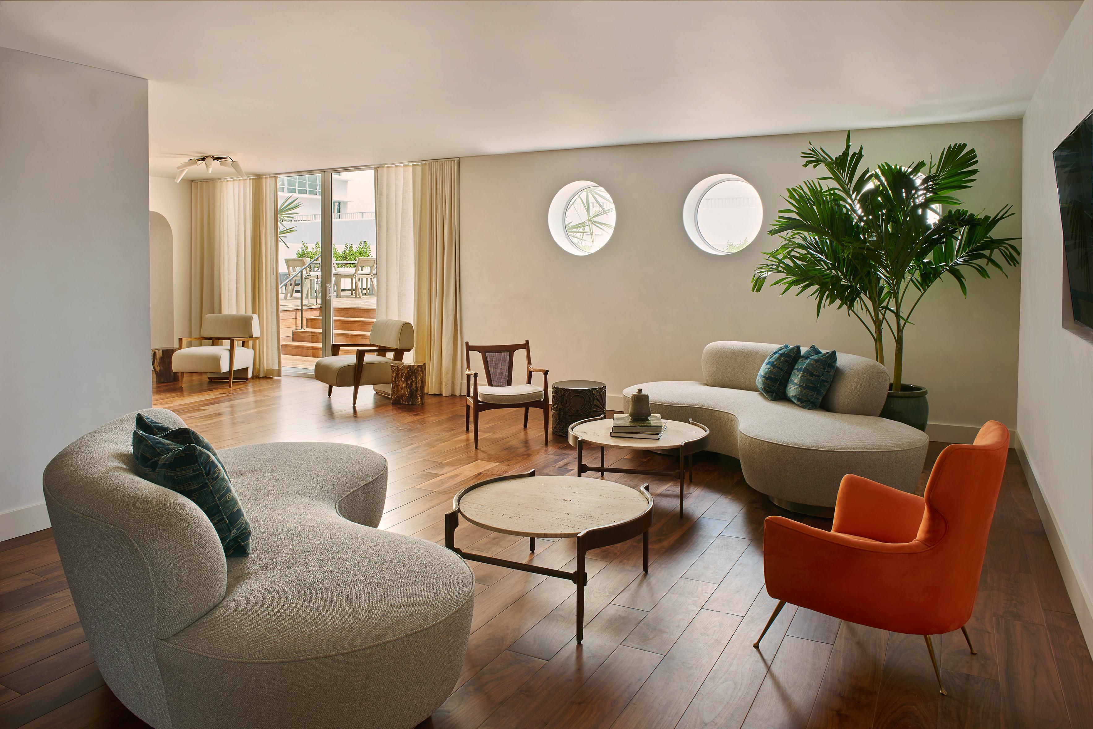 Nautilus Sonesta Miami Beach Bagian luar foto The Living Room at The Standard East Village