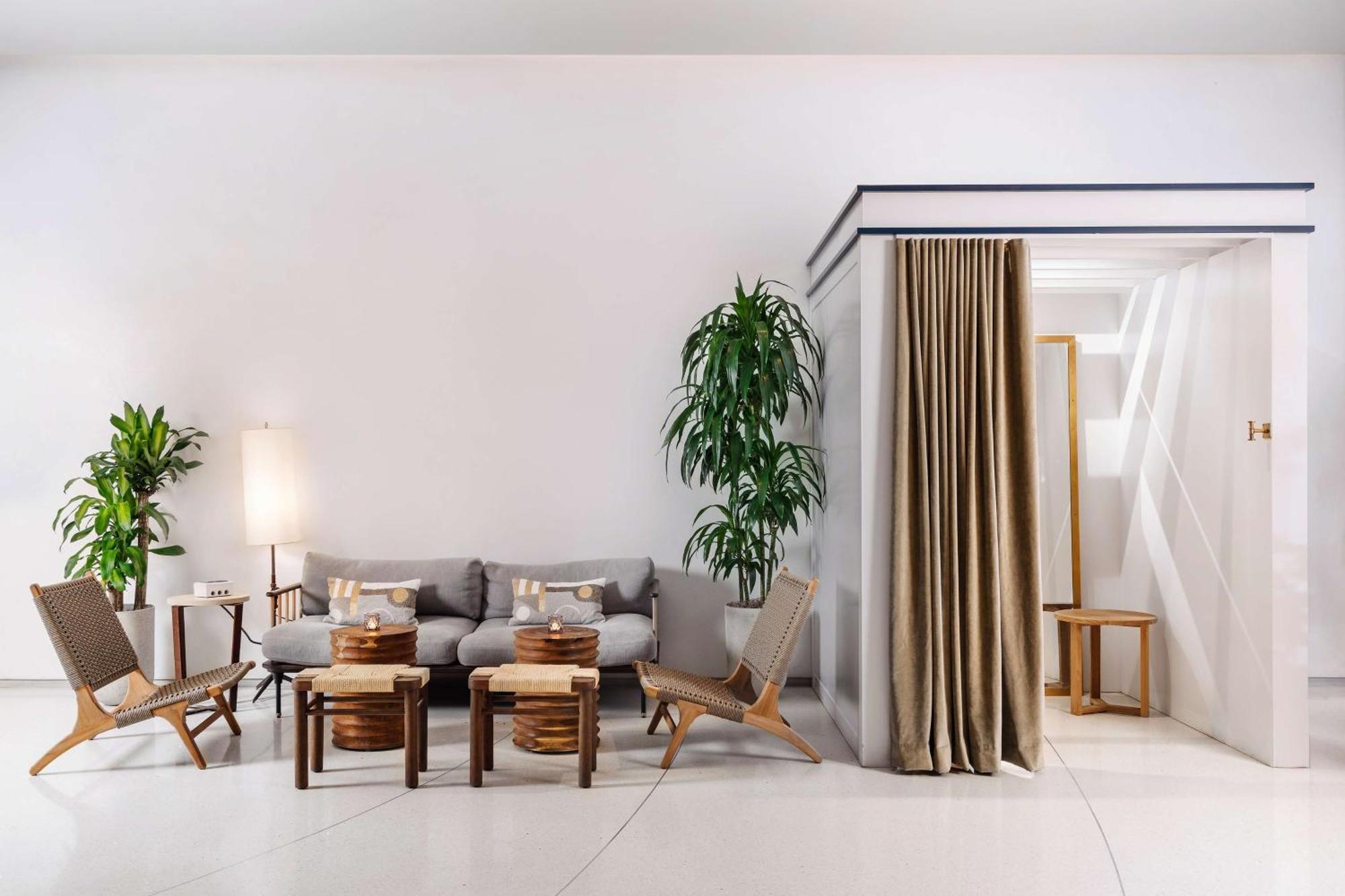 Nautilus Sonesta Miami Beach Bagian luar foto A curtain used as a room divider