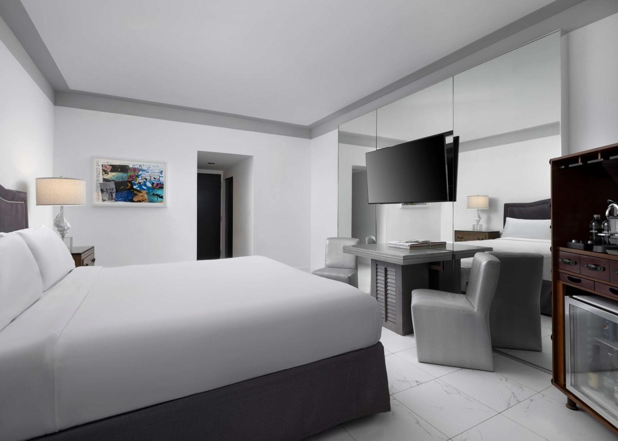 Nautilus Sonesta Miami Beach Bagian luar foto A room at the hotel