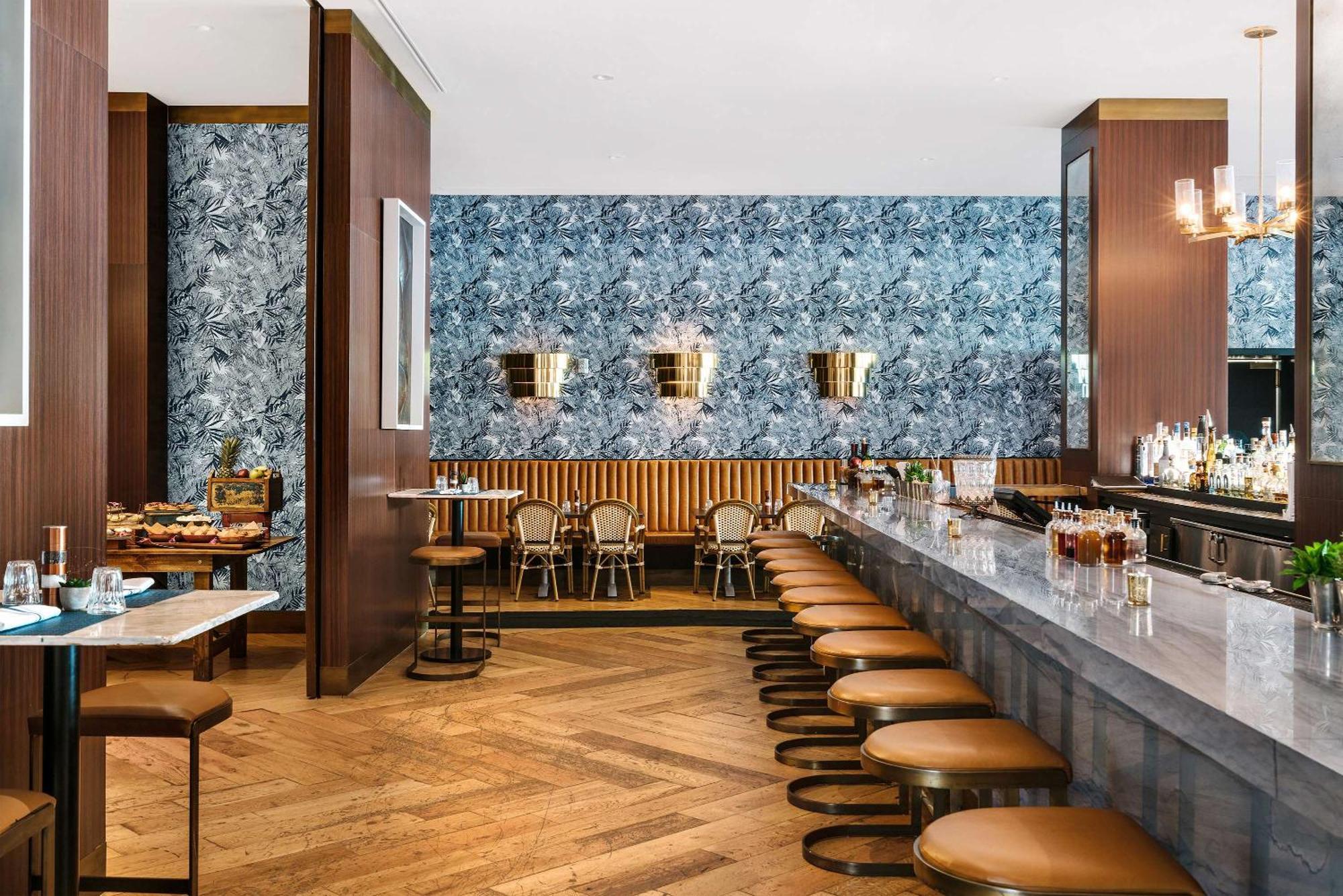 Nautilus Sonesta Miami Beach Bagian luar foto The bar at the restaurant