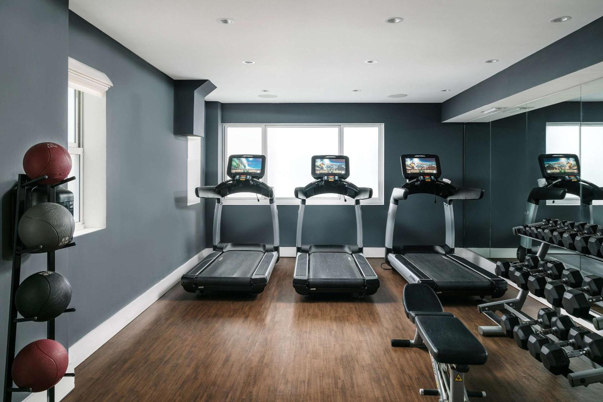 Nautilus Sonesta Miami Beach Bagian luar foto The gym at The Ivy Collection