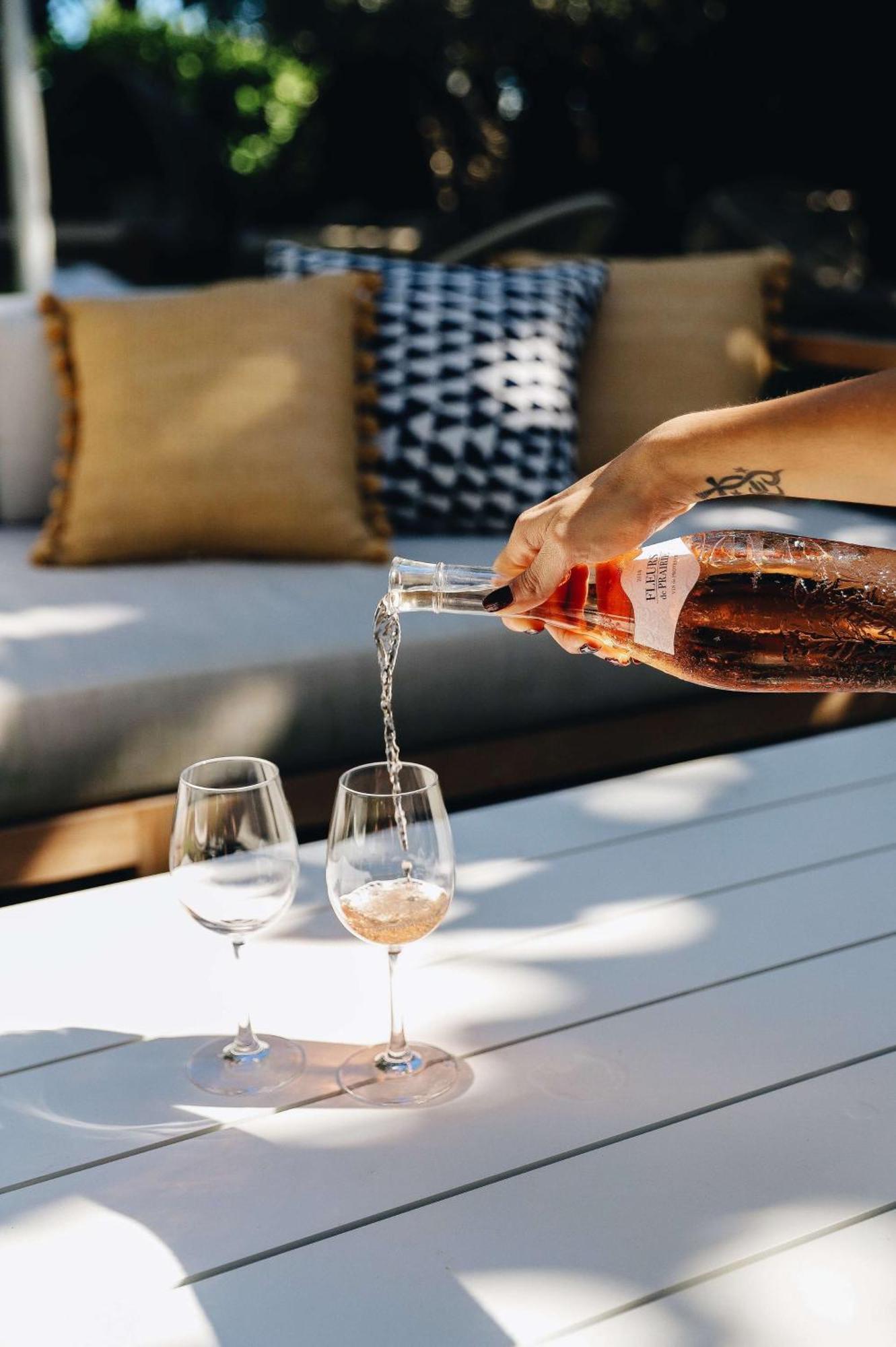 Nautilus Sonesta Miami Beach Bagian luar foto Wine being poured
